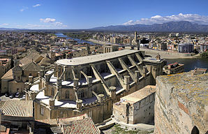 Blick über die Kathedrale der Stadt zum Ebro