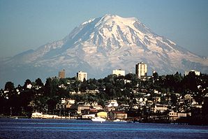 Tacoma mit Mount Rainier im Hintergrund
