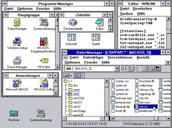 Bildschirmfoto Windows for Workgroups 3.11 (deutsch) mit Datei-Manager, im Hintergrund Programm-Mangager mit geöffneten und geschlossenen Programmgruppen, der im Editor geöffneten Datei WIN.INI (mit Einträgen, die damals noch nicht Teil der Systemregistrierung waren) und unten links auf Symbolgröße minimierte Windowsanwendungen