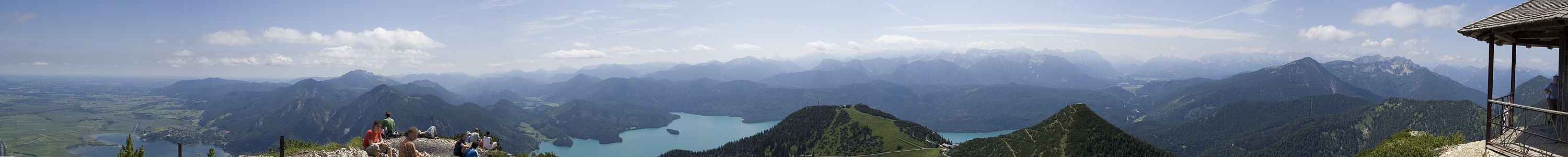 Panoramabild vom Herzogstand v.l.n.r.: Kochelsee, Benediktenwand, Walchensee, Bergstation Herzogstandbahn, Westliche Karwendelspitze, Wallgau/Mittenwald, Wettersteinmassiv, Zugspitze, Ammergebirge