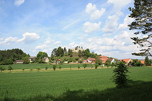 Ansicht von Burg und Dorf Lichtenegg von Süden