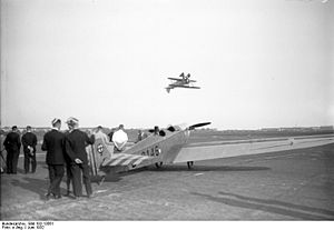 Bundesarchiv Bild 102-13561, Berlin, Zentralflughafen, Großflugtag.jpg