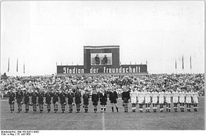 Bundesarchiv Bild 183-20371-0002, Sportfest im Stadion der Freundschaft in Frankfurt-Oder.jpg