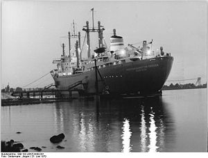 Bundesarchiv Bild 183-J0625-0008-001, Rostock, Lütten Klein, Steg, Traditionsschiff.jpg