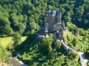 Der Elzbach und die Burg Eltz