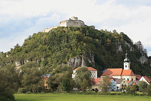 Burgruine Kallmünz – Ansicht des Burgberges aus südöstlicher Richtung