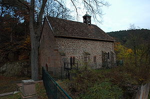 Kapelle St. Cyriakus, die aus den Resten der Burg erbaut wurde
