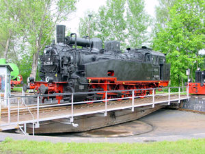 Dampflokomotive 94 2105 auf der Drehscheibe des Eisenbahnmuseums in Schwarzenberg/Erzgebirge (2. Juni 2001/foto by geme)