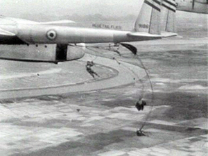 Französisches Versorgungsflugzeug über Điện Biên Phủ