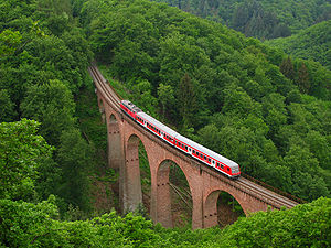 Wendezuggarnitur der DB Regio auf dem Hubertus-Viadukt