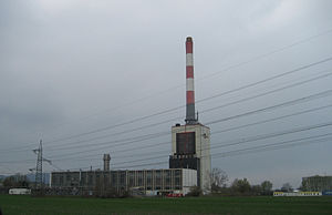 Kraftwerk Korneuburg, rechts der Verbund-Block (rot-weiß-roter Kamin), links der EVN Block (kurzer Kamin)