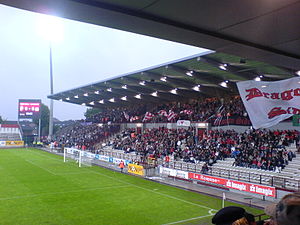 Die neue Hintertortribüne beim Spiel RAEC Mons gegen den RSC Anderlecht im September 2008