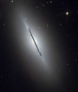 Die linsenförmige Galaxie M102 aufgenommen vom Hubble-Weltraumteleskop.