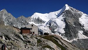 Cabane du Mountet mit Ober Gabelhorn (4'063 m)