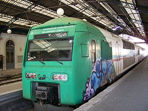 Ein Triebwagen des Typs 3500 der CP am Bahnhof Lissabon-Alcântara Terra