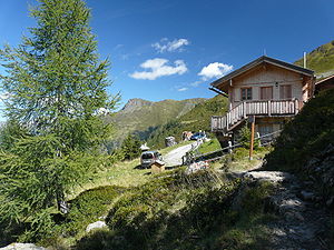 Die Porzehütte in den Karnischen Alpen, im Hintergrund das Spitzköfele (2.314 m)