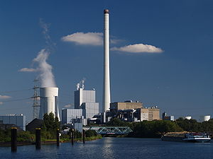 Blick von der Schleuse Wanne-Eickel über den Kanal auf das Kraftwerk