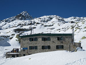 Refugio Elola mit Pico Almanzor im Hintergrund