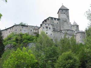 Ostansicht der Burg Taufers - gut erkennbar: der ehemals eingestürzte Bergfried