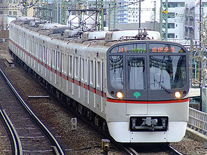 Zug der Asakusa-Linie