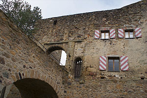 Burgruine Wetterfeld – Ansicht der Südwestseite des Torturmes