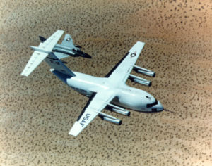 Die YC-15 wird von einer F-4 "Phantom II" eskortiert