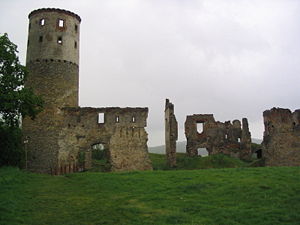 Die Westseite der Burgruine Zvířetice mit dem Bergfried