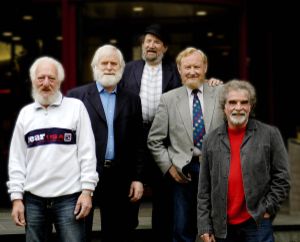 v. l. n. r.: Eamonn Campbell, John Sheahan, Barney McKenna, Séan Cannon und Patsy Watchorn (ca. 2005)