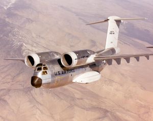 Der erste Prototyp der Boeing YC-14 im Flug