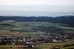 Asperhofen von der Buchbergwarte mit Haspelwald im Hintergrund