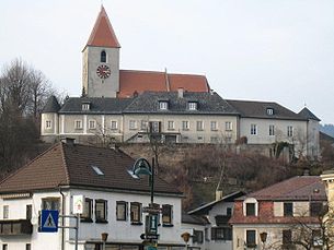 Blick vom Gemeindeamt auf die Kirche
