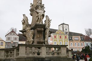 Hauptplatz mit Dreifaltigkeitssäule und Schloss