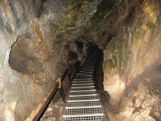 Steiganlage in der Höhle