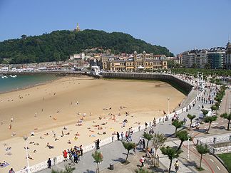 Urgull von Südwesten aus, im Vordergrund Strand und Stadtzentrum von San Sebastián