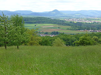 Die Achalm (am höchsten scheinende Erhebung Mitte des Horizonts) vom nordöstlich gelegenen Schlaitdorf aus gesehen.