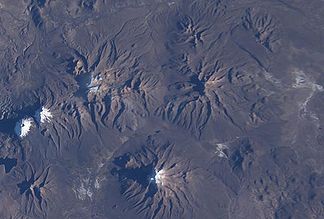 Vulkankomplex des Nevado Anallajsi (Gipfel oben rechts auf dem NASA Space Shuttle Foto)