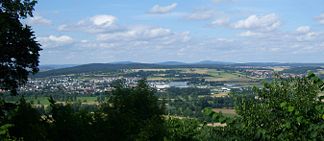 Blick von der Amöneburg auf die Gilserberger Höhen mit dem 380 m hohen Burgholz (links) und auf den dahinter liegenden Kellerwald mit dem 657 m hohen Hohen Lohr (links, Fernsehturm), dem 585 m hohen Jeust (Mitte) und dem 675 m hohen Wüstegarten (rechts). Links im Vordergrund die Stadt Kirchhain.