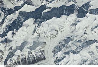 Die Gasherbrum-Gruppe aus dem Weltraum, der Verlauf des Urdok-Kamms vom Gipfel des Gasherbrum I (links über der Bildmitte) nach rechts ist dank des Schattens auf der Nordwand erkennbar. Rechts (wo der Grat einen Bogen nach unten macht) der Sia Kangri.