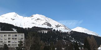 Gross und Chlein Schiahorn nordwestlich Davos vom Spital aus in nördlicher Richtung gesehen. Im Wald das Berghotel Schatzalp. Rechts hinten Salezer Horn.