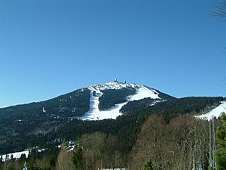 Blick von Norden auf den Gipfelbereich des Großen Arber mit den Skianlagen und den zwei markanten Radomen