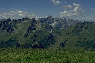Güntlispitze (die Erhebung ganz rechts im Gratverlauf) vom Bärenkopf. Links der Bildmitte die Spitze des Heiterberges, links davon die Höferspitze.