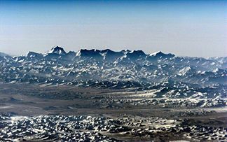 Der Dhaulagiri Himal von Nordwesten, der Putha Hiunchuli ist die erste hohe Spitze von rechts.