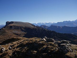 Blick vom Hohgant West zur Steinigen Matte und zum Furggengütsch (ganz links), im Hintergrund die Berner Alpen