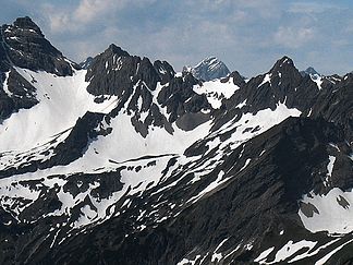 Kreuzspitze (2367 m) und Fuchskarspitze