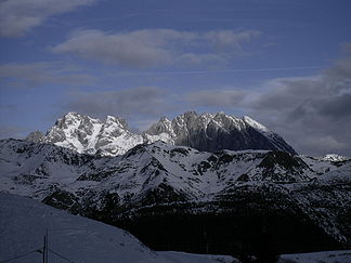 Hohe Warte (links) und Westliche Kellerspitze (rechts) von Süden (Jänner 2003 vom Zoncolan)