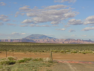 Navajo Mountain von der Arizona State Route 98 aus gesehen