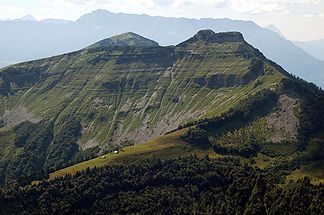 Der Gipfel des Schmittensteins im Vordergrund, links dahinter der Schlenken.