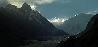 Der Pasu-Gletscher mit der Ostseite des Pasu Sar (rechts, der Hauptgipfel ist dahinter verdeckt)