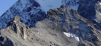 Links die Payerhütte, rechts die Tabarettaspitze. Dahinter die Nordwand des Ortlers