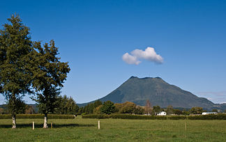 Mount Edgecumbe (Pūtauaki) von Norden aus gesehen